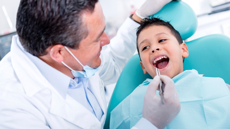 dentist treat child